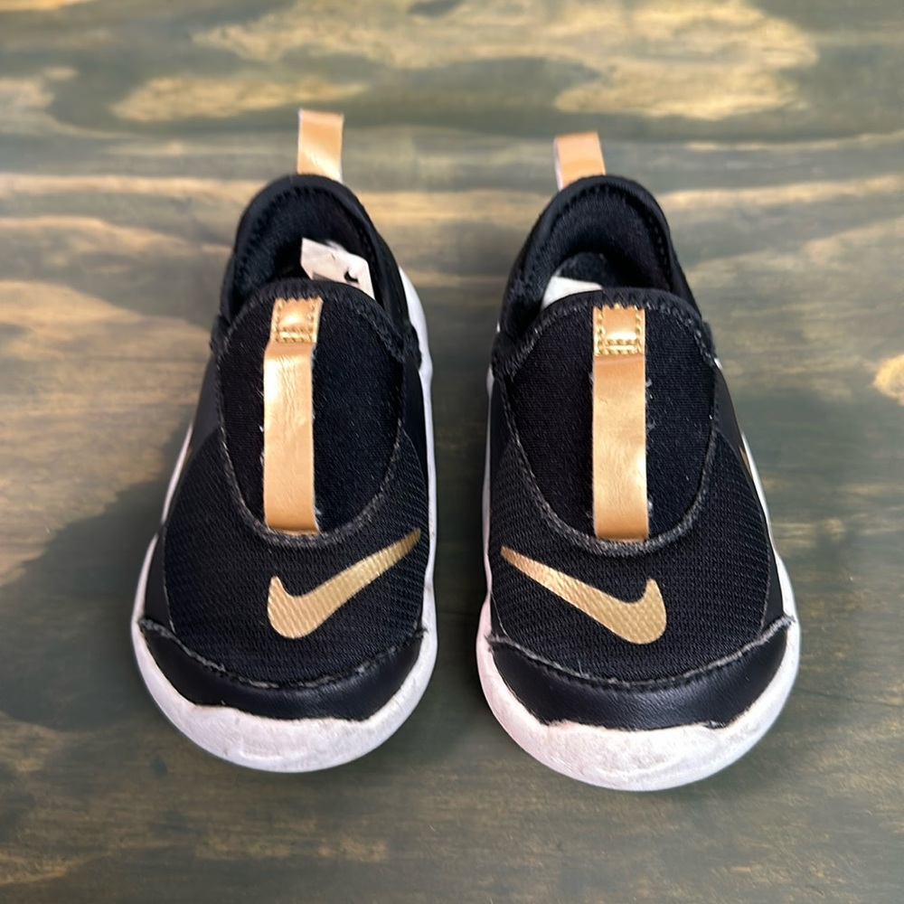 Toddler Nike shoes. Size 5 toddler.